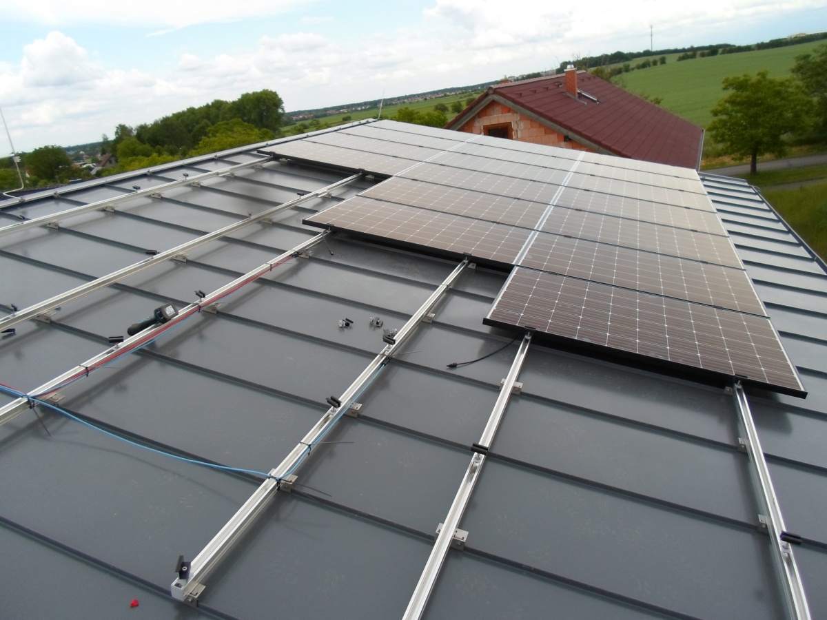 Fotovoltaická elektrárna, nasazení kotvících prvků a instalace panelů