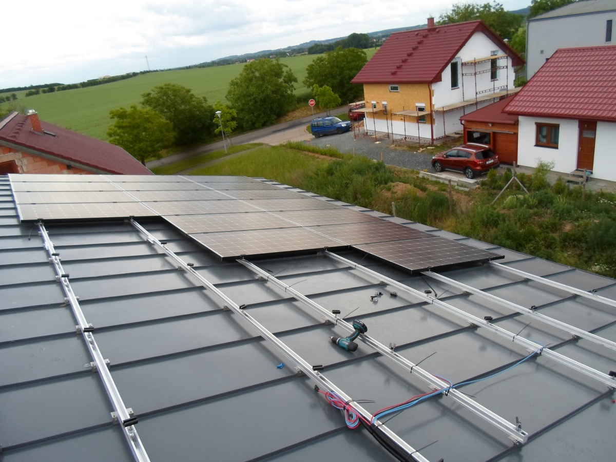 Fotovoltaická elektrárna, nasazení kotvících prvků a instalace panelů