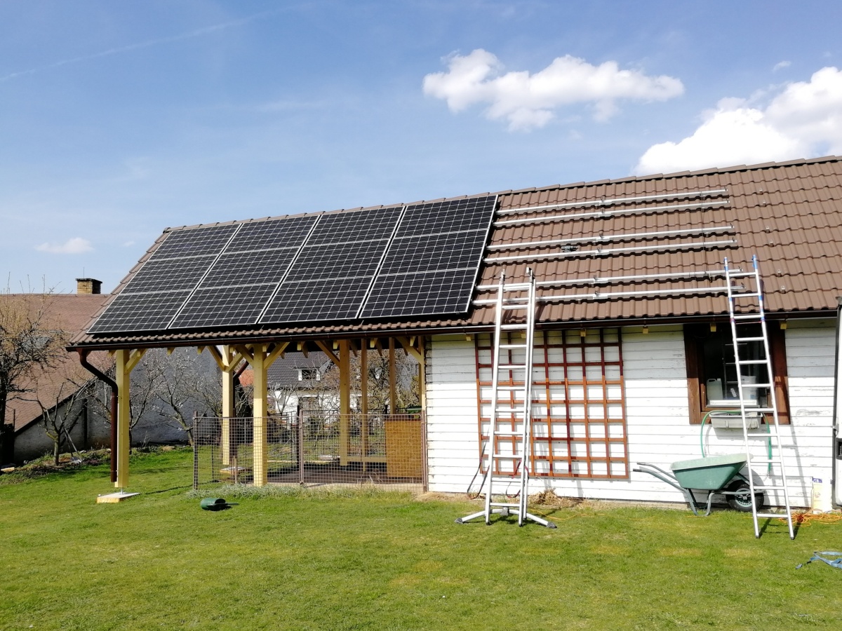 Fotovoltaická elektrárna, během instalace panelů