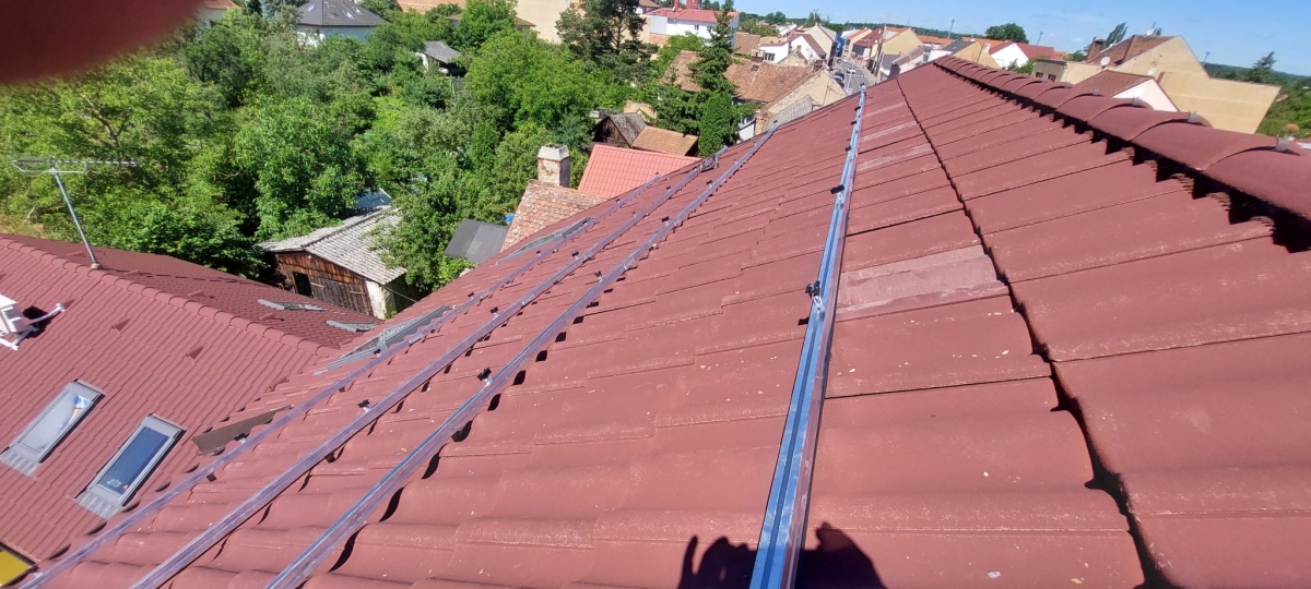 Fotovoltaická elektrárna, nasazení kotvících prvků ze střechy
