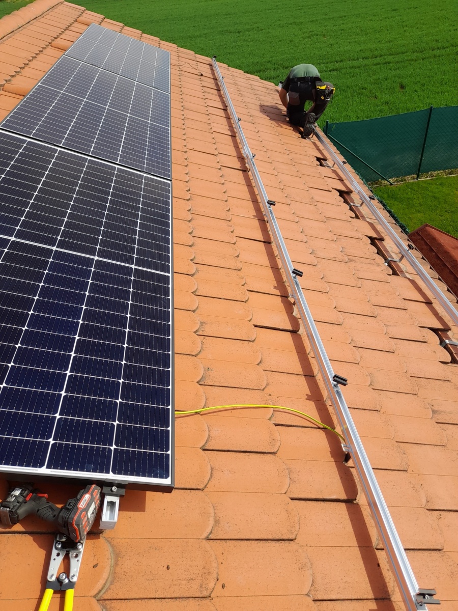 Fotovoltaická elektrárna, instalace první řady panelů