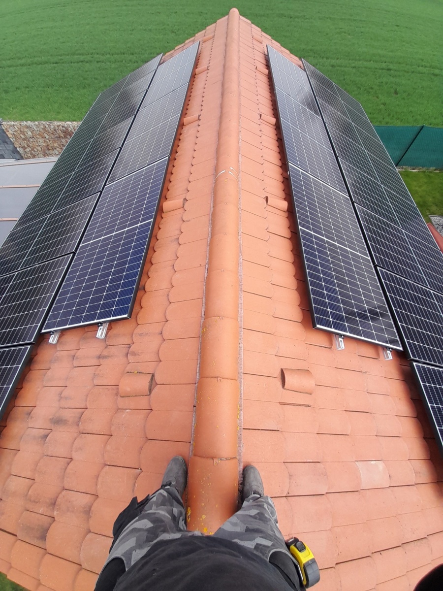 Fotovoltaická elektrárna, kompletní instalace panelů z vrchu