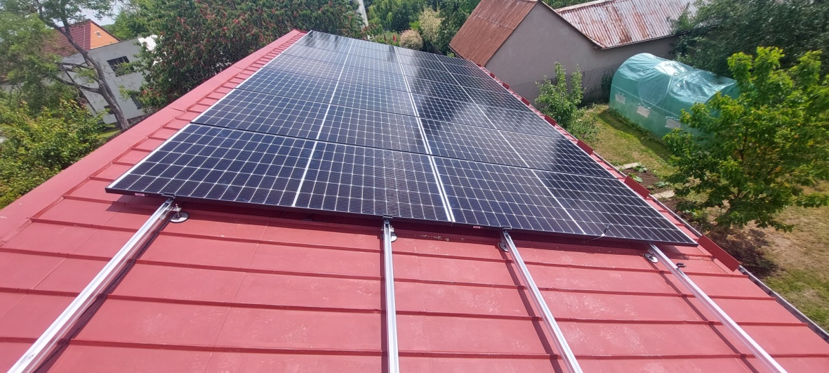Fotovoltaická elektrárna, během instalace panelů